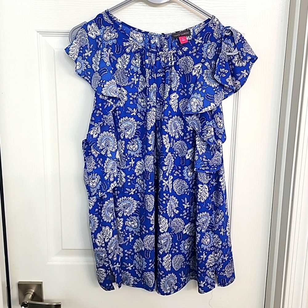 Vacation ready! Vince Camuto lightweight and flowy tank with split sleeves.